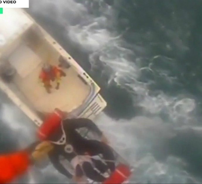 Surfista attaccato da uno squalo in California: le immagini del soccorso in elicottero