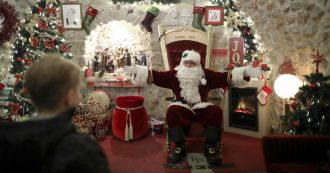 Copertina di Babbo Natale fa visita in una casa di riposo ma è positivo al Covid: gli anziani morti salgono a 26, 125 i contagiati