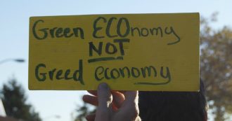 Copertina di L’impatto del Covid sulla green economy: giù riciclo dei rifiuti e investimenti verdi, sharing mobility a picco, calano impianti rinnovabili
