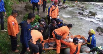 Copertina di Indonesia, bus cade in un burrone a Sumatra per guasto ai freni: 25 morti, 14 feriti