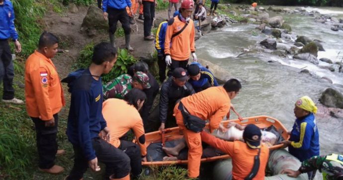 Indonesia, bus cade in un burrone a Sumatra per guasto ai freni: 25 morti, 14 feriti