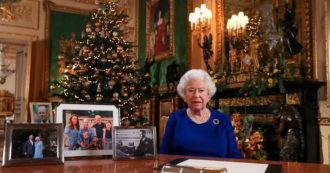 Copertina di Gli auguri di Natale della regina Elisabetta: “Un anno abbastanza accidentato”. Il dettaglio che non passa inosservato sulla sua scrivania