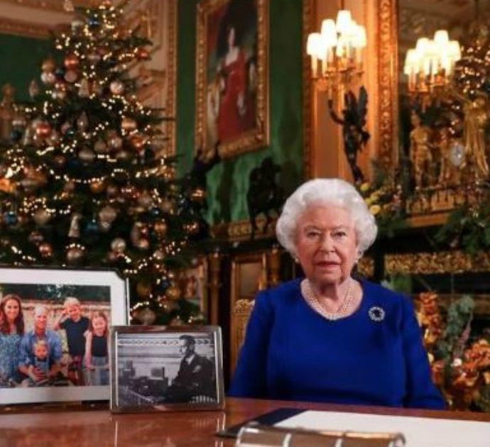 Gli auguri di Natale della regina Elisabetta: “Un anno abbastanza accidentato”. Il dettaglio che non passa inosservato sulla sua scrivania