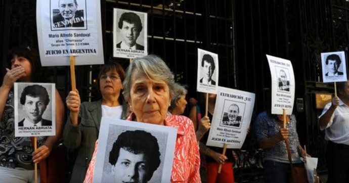 Francia, estradato in Argentina il torturatore Mario “Churrasco” Sandoval: era stato docente alla Sorbona
