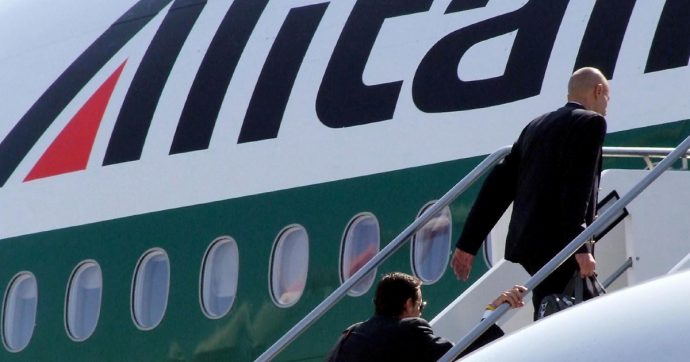 Alitalia, Giorgetti: “Negoziazioni con la Ue in stallo, serve una nuova strategia”. Da M5s a Leu e Fdi, ecco chi spinge per la rottura