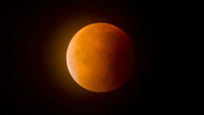 Copertina di Eclissi del 28 agosto, la Luna si tinge di rosso e si oscura al 96%: gli orari e le istruzioni per osservare “il terzo grande spettacolo di questo mese”