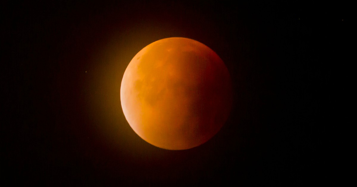 la luna di sangue arriva nei cieli italiani l8217eclissi lunare totale sar224 visibile dal 7 settembre