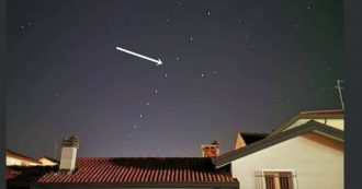 Copertina di Ufo o Babbo Natale? Le strane luci apparse nel cielo del Nord Italia in questi giorni sono in realtà opera di Elon Musk