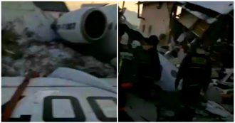Copertina di Kazakistan, aereo precipita subito dopo il decollo e si schianta contro edificio: le immagini