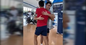 Copertina di La sfida tra Cristiano Ronaldo e Djokovic: l’attaccante insegna al tennista a saltare in alto