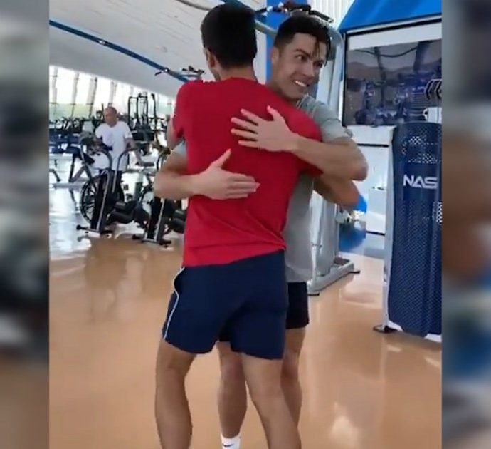 La sfida tra Cristiano Ronaldo e Djokovic: l’attaccante insegna al tennista a saltare in alto