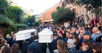 Roma, in centinaia ai funerali di Gaia e Camilla. L’omelia del parroco: “Ci riscopriamo tutti palloni gonfiati”