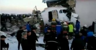 Copertina di Kazakistan, precipita aereo con 100 persone a bordo: “Dodici morti, ci sono dei sopravvissuti” – FOTO