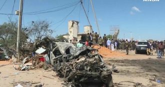 Copertina di Autobomba esplode a Mogadiscio, i testimoni: “Era molto forte, quasi come quella del 2017”. Le immagini dei soccorsi