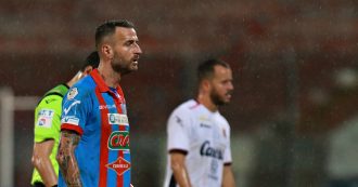 Copertina di Catania, la società vuole abbassare il monte ingaggi e invita i calciatori a trovarsi una nuova squadra: “Ma non è una smobilitazione”