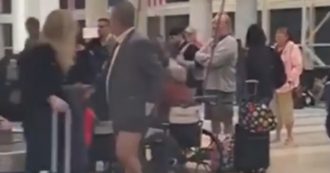 Copertina di Lo filmano in aeroporto con collant e tacchi a spillo: conduttore e scrittore travolto dagli haters