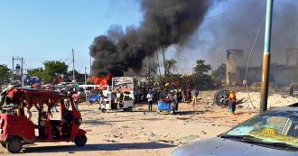 Copertina di Somalia, autobomba esplode a un checkpoint a Mogadiscio: “Quasi 100 morti, anche bambini”