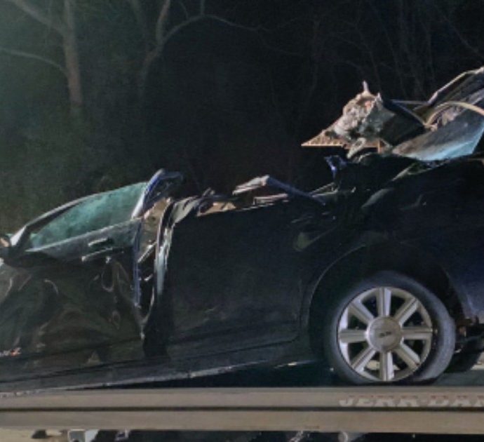 Suv contro una quercia “per evitare un cervo”: tre sedicenni muoiono il giorno di Natale