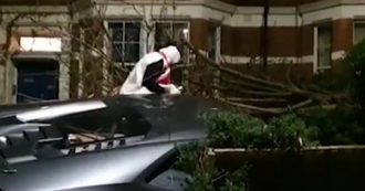 Copertina di Va a sbattere contro un muretto a bordo della sua Lamborghini vestito da pupazzo di neve: illeso il calciatore inglese