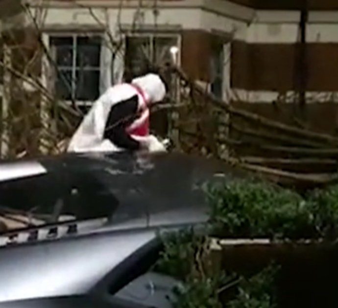 Va a sbattere contro un muretto a bordo della sua Lamborghini vestito da pupazzo di neve: illeso il calciatore inglese