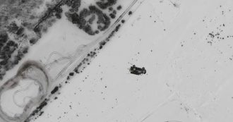 Blogger russo lancia nel vuoto il suo suv da oltre 240mila euro e lo distrugge: “Non era comodo”. Le immagini del volo da 300 metri di altezza