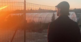 Copertina di Fabrizio Corona torna sui social: barba, cappello alla “Peaky Blinders” e ricordi. Poi una frase di sua madre: “Prima di buttarsi a 15 anni di testa in una piscina vuota era un angelo”