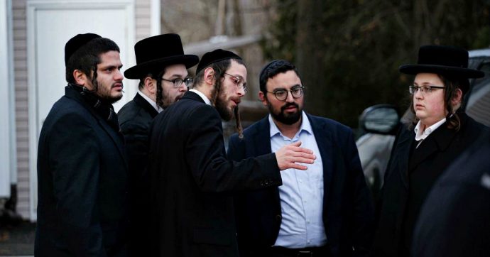 New York, attacco con machete in casa di un rabbino: cinque feriti, due gravi. Arrestato l’aggressore. Cuomo: “Terrorismo domestico”