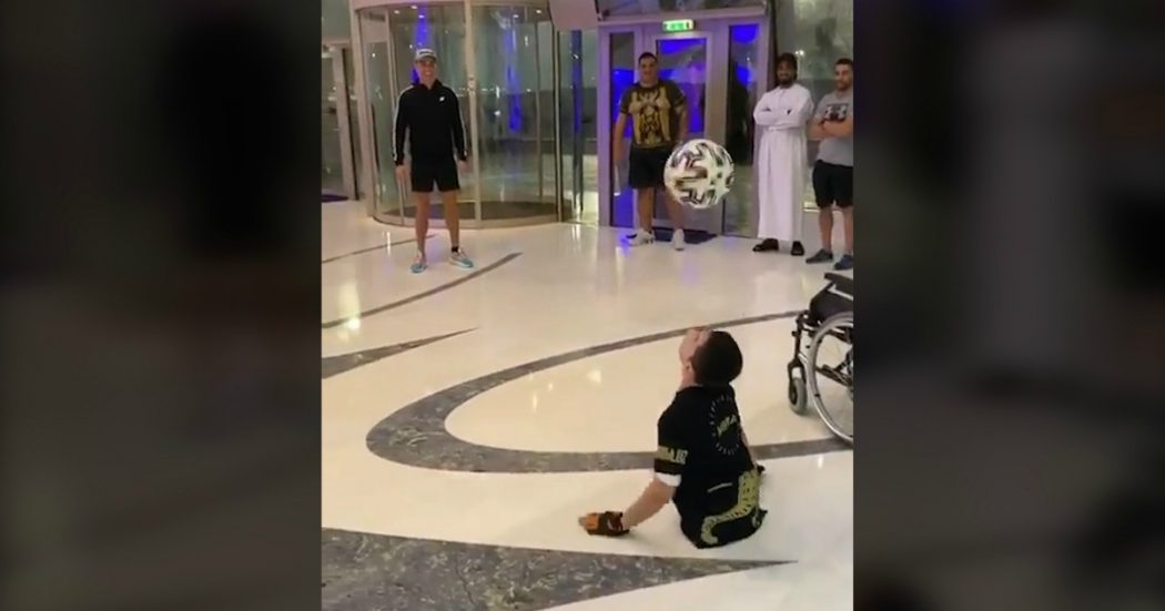 Cristiano Ronaldo palleggia con un bambino senza gambe: “Sei un’ispirazione”