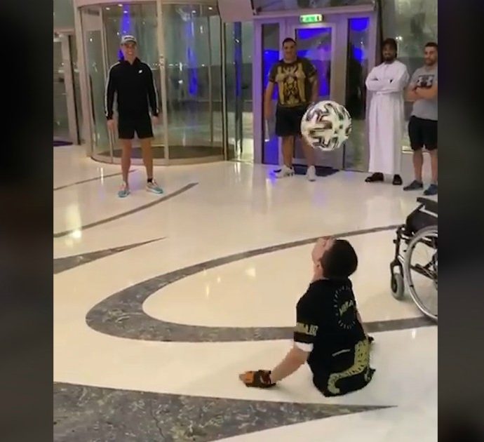 Cristiano Ronaldo palleggia con un bambino senza gambe: “Sei un’ispirazione”