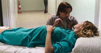 Copertina di 18 regali, il film ispirato alla storia di Elisa Girotto: la mamma che prima di morire di cancro preparò i doni di compleanno per la figlia appena nata