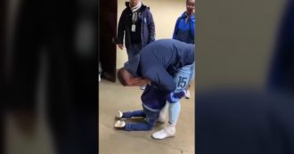 Copertina di Il gemello di Callejon lascia il Bolivar: il piccolo tifoso si aggrappa alle sue gambe per non lasciarlo andar via. E il calciatore scoppia a piangere