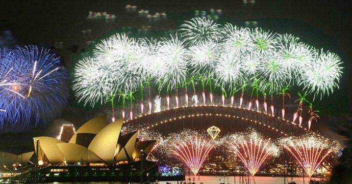 Australia ancora in fiamme, cittadini lanciano petizione per cancellare fuochi di Capodanno: “Usiamo quei soldi per fermare gli incendi”