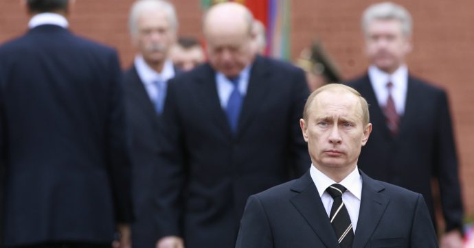 Il ventennio di Putin /1 – Dal municipio di San Pietroburgo all’apprendistato con Boris Eltsin, così sale al potere un’ex spia del Kgb