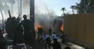 Baghdad, centinaia di iracheni manifestano davanti all’ambasciata americana contro raid: in fiamme la torretta di guardia. Le immagini