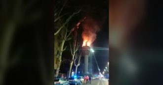 Copertina di Ponte Morandi, le immagini dell’incendio nel cantiere del nuovo viadotto: le fiamme avvolgono l’intera pila 13