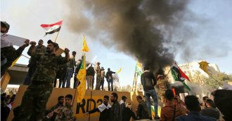 Copertina di Iraq, migliaia di manifestanti assaltano l’ambasciata americana al grido di “Morte agli Usa”. Trump: “Piano orchestrato dall’Iran”