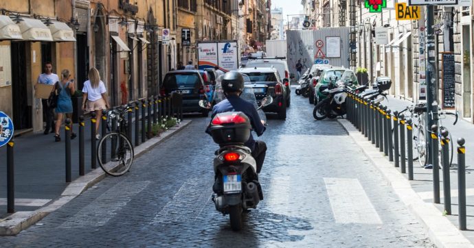 Roma, incidente tra uno scooter e un autocarro del Servizio Giardini: morto un motociclista di 43 anni