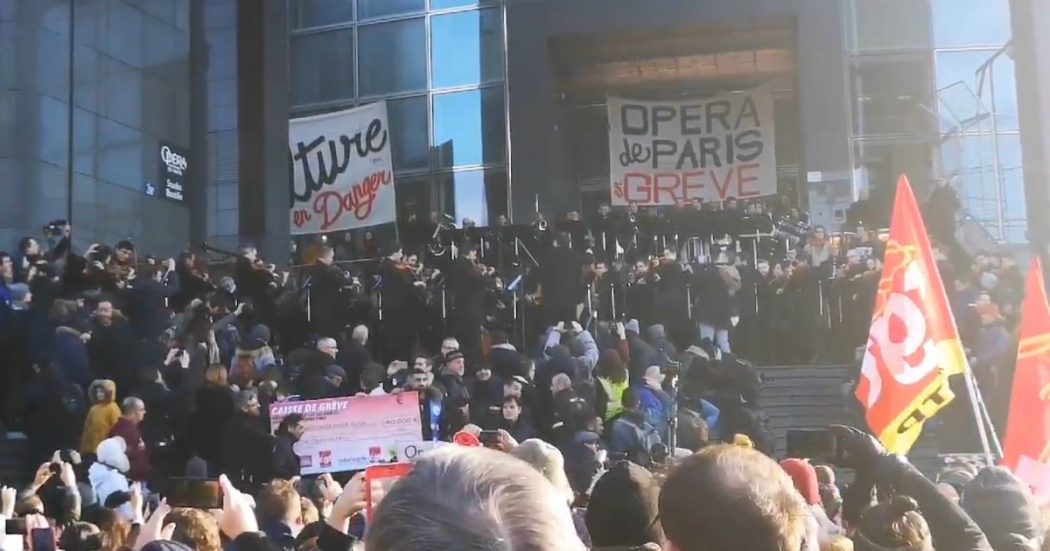 Parigi, l’orchestra dell’Opéra Bastille in sciopero: il concerto all’aperto per protestare contro la riforma delle pensioni di Macron