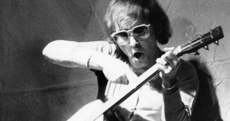 Copertina di Ivan Graziani, il ricordo della moglie Anna a 23 anni dalla morte: ‘Stupendo testardo, osteggiato dai discografici e sepolto con la chitarra’