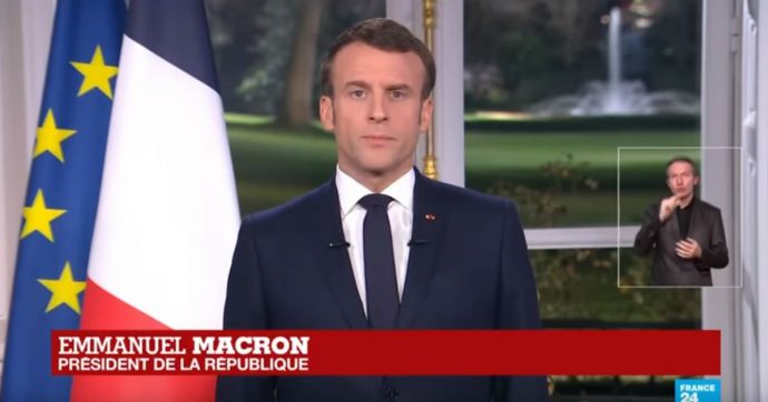 Macron, l’annuncio nel messaggio di fine anno: “Avanti con riforma pensioni”. Sindacati in sciopero da un mese: “Protesta continua”