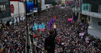 Copertina di Hong Kong, “oltre un milione di persone in piazza per la marcia pro-democrazia di Capodanno”. Scontri con la polizia: “400 arresti”