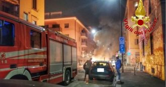 Copertina di Milano, Vigili del Fuoco aggrediti durante un intervento per un incendio: “Ci hanno lanciato bottiglie e rubato le chiavi dell’autopompa”