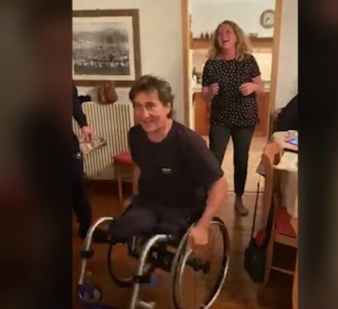 Alex Zanardi, l’ex pilota cade a terra mentre balla sulla sedia a rotelle. E commenta ironico: “Ultimo botto dell’anno”