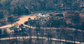 Copertina di Australia in fiamme, autorità danno 48 ore di tempo ai turisti per lasciare il sud-est del Paese. Sabato atteso nuovo picco di calore, si temono nuovi incendi