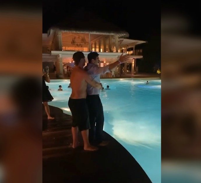 Francesco Totti e Pierfrancesco Favino passano il Capodanno alle Maldive e si tuffano in piscina abbracciati