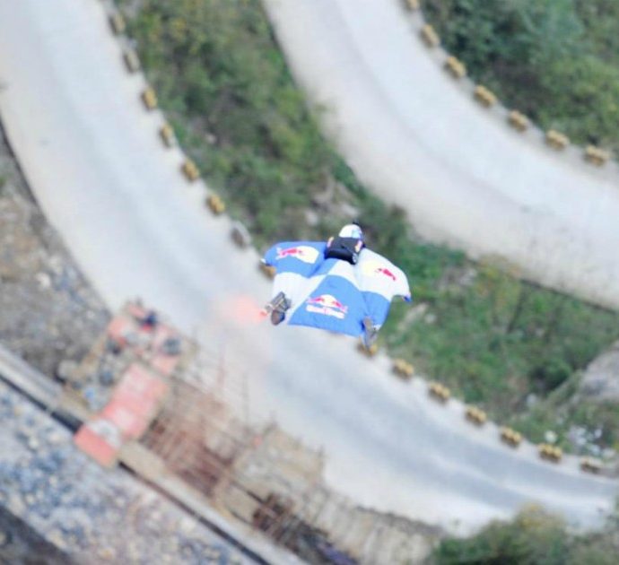 Caltanissetta, si lancia con la tuta alare da un viadotto ma il paracadute non si apre: muore ragazzo di 25 anni