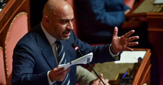 Di Maio al M5S: “Restiamo compatti”. Ed espelle Paragone, senatore ribelle