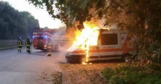 Copertina di Sassari, petardo contro una ambulanza del 118. Veicolo distrutto dalle fiamme