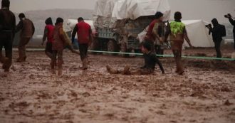 Copertina di Siria, a Sarmada per divertirsi basta un pallone: la partita di calcio nel fango dei bambini sfollati