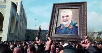 Teheran, migliaia di persone in piazza contro il raid Usa che ha ucciso il generale iraniano Soleimani: “Morte all’America”